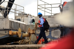 Panama-Canal-worker-with-first-length-of-string-at-first-lock